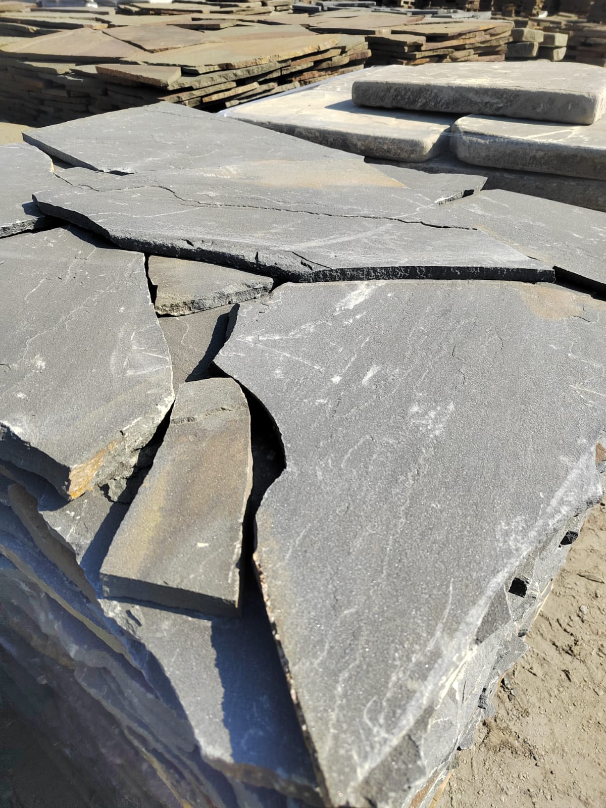 Песчаник пластушка светло-серый (3,0 см)  купить  в Сочи песчаник светло-серый, серый песчаник рваный ландшафтный колотый 7 500 руб/м3   фото 