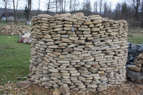 Песчаник для мощения дорожек, площадок, парковок ( фр 5-10 см)  купить  в Сочи песчаник  серый желтый коричневый рыжий песчаник оголтованный окатанный 6500 руб/т   фото 