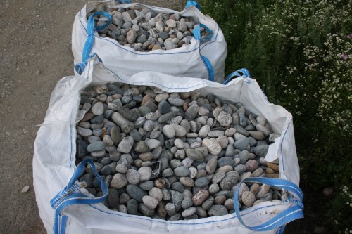  Галька речная окат (ассорти) фр. 50-100 мм. купить   в Сочи галька природная округлая серая белая черная серая коричневая синяя галька речная окатанная округлая 5000 руб/т   фото 