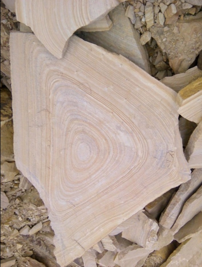 Форматный камень (плаха) пошаговая дорожка от 70-150 см (4 -12 см)  купить  в Сочи плитняк  форматный плаха желтый песчаник 9 000 руб/т   фото 