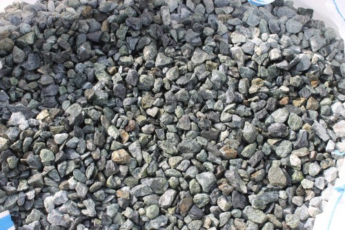  Щебень крошка зеленый (змеевик) фр. 20-40 мм.  купить  в Сочи мрамор зеленый, салатовый ландшафтная мраморная крошка 7 200 руб/т   фото 