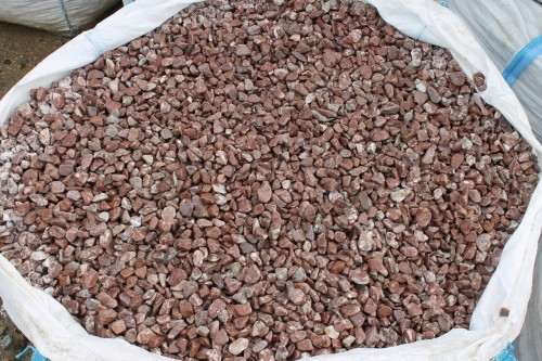  Розовая мраморная галька (щебень галтованный розовый) фр.10-20 мм.  купить  в Сочи мрамор розовый, красный ландшафтный декоративный окатанный округлый щебень 13500 руб/т   фото 