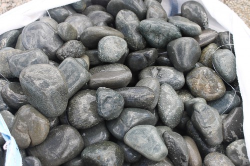 Темно-серый валунчик фр.100-300 мм.  купить в Сочи крупный природный камень серый, темно-серый, светло-серый речная галька большого размера окатанная 4500 руб/т   фото 