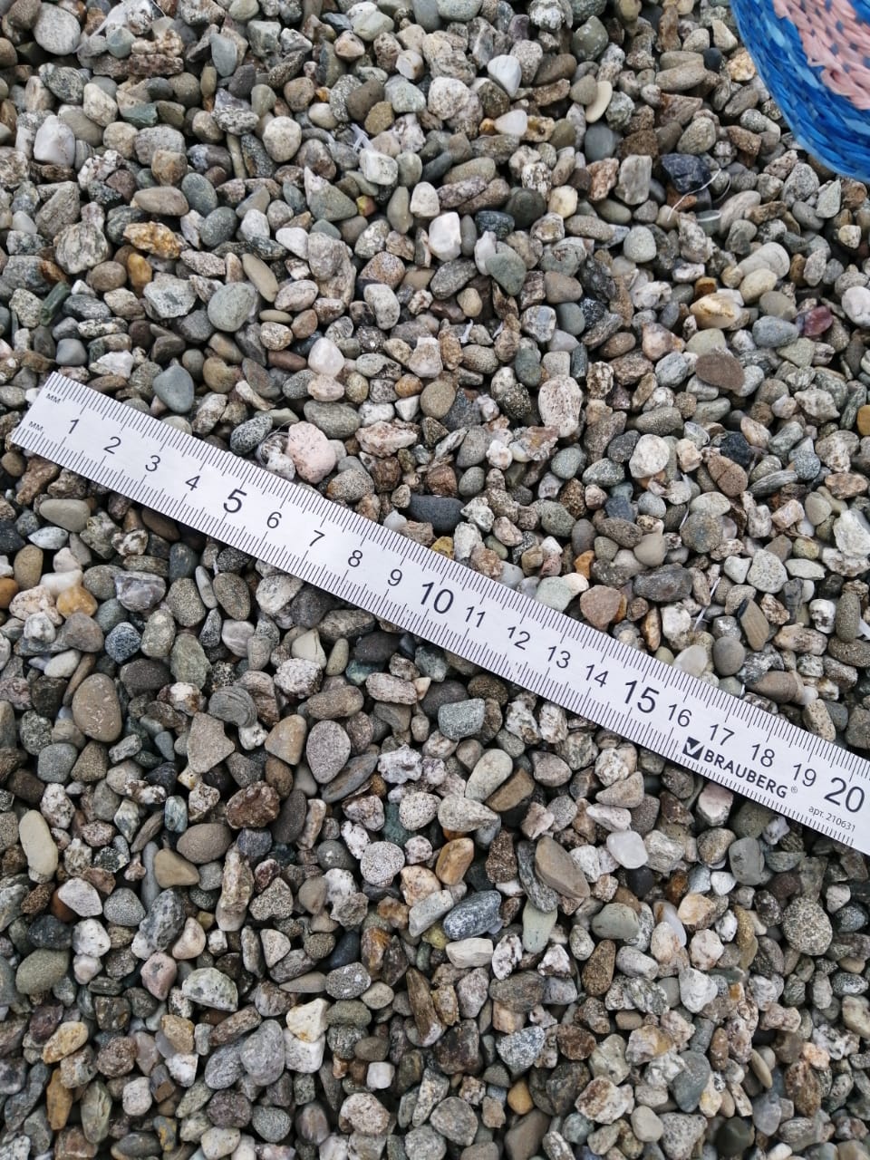  Галька речная окат (серая) фр.3-5 мм купить   в Сочи галька речная серая бежевый темно-серый окатанный речной камень округлый 8000 руб/т   фото 