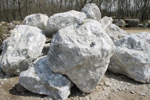 Мраморизированный известняк фр.500-1500 мм.  купить в Сочи    7 000 руб/т   фото 