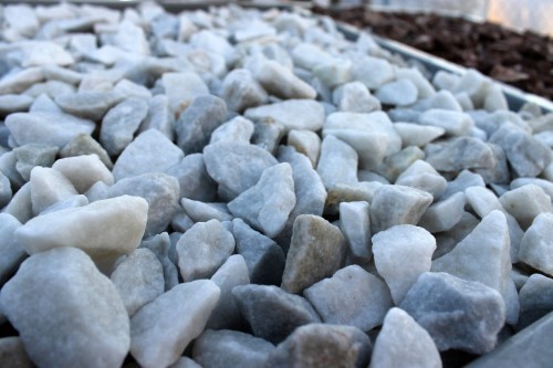  Мраморная крошка, щебень, цвет-белый,  фр. 20-40 мм.  купить  в Сочи мрамор белый молочный слоновая кость айвори  мраморная крошка ландшафтная 9500 руб/т   фото 