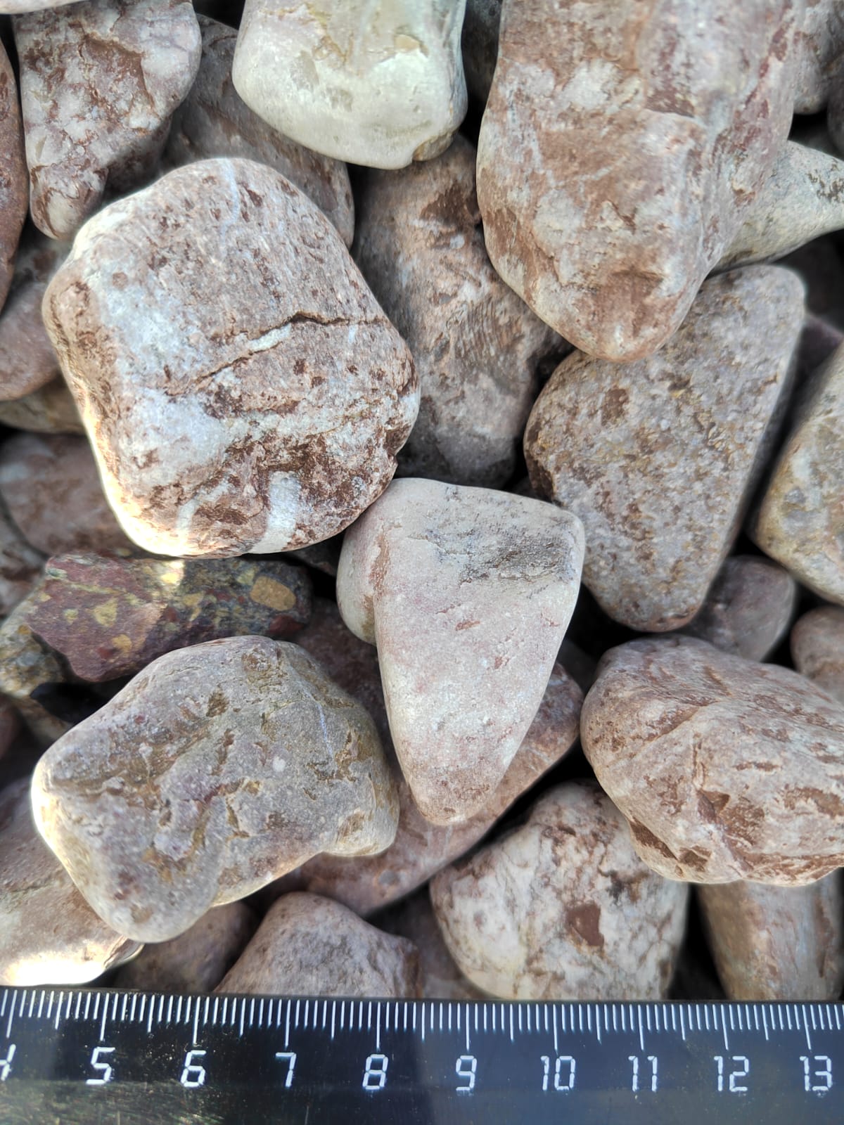  Розовая галька (щебень галтованный розовый) фр.20-40 мм.  купить  в Сочи мрамор розовый, красный оголтованный округлый щебень  13500 руб/т   фото 