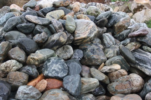  Ландшафтные валунчики фр.100-500 мм.  купить в Сочи крупный природный камень серый, темно-серый, светло-серый речной валун крупный 4800 руб/т   фото 