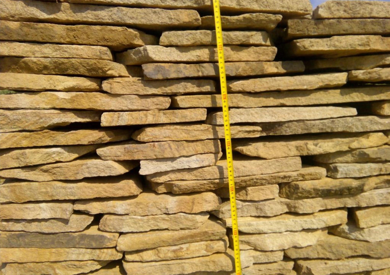 Песчаник пластушка желтый с разводом под дерево (2 см)  купить  в Сочи плитняк желтый с разводами, желтый, рыжий, серый песчаник пластушка рваная ландшафтная 11 000 руб/м3   фото 