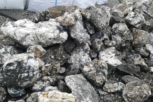  Черный гранит - кварцит фр. 500-1000 мм.  купить в Сочи гранит кварцит черный серый белый скальный колотый валун 7000 руб/т   фото 