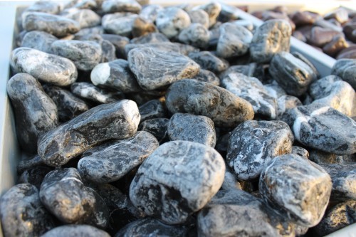  Галька мраморная черная (щебень галтованный черный мрамор) фр. 50-100 мм.  купить  в Сочи мрамор черный с белыми прожилками щебень ландшафтный мраморный 9000 руб/т   фото 