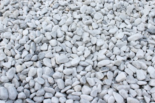 Белая мраморная галька (щебень галтованный белый) фр.10-20 мм.  купить  в Сочи мрамор белый, молочный, айвори окатанный округлый декоративный ландшафтный щебень 14500 руб/т   фото 