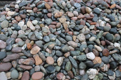  Галька окат (цветная картошка) фр. 50-100 мм. купить   в Сочи галька природная окатанная серый белый цветной синий темно-серый коричневый округлый галечник окатанный 4500 руб/т   фото 