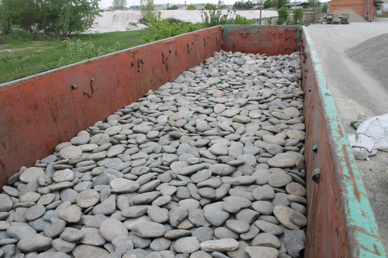 Kamenclub.ru: Галька речная плоская (серо-белая) фр. 70-120 мм. купить   в  Сочигалька галечник речной серый, белый окатанная плоская  природная галька 7000 руб/т   фото КАМЕНЬ КЛУБ