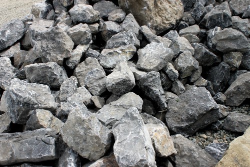  Черный мрамор скальник фр. 1000-1500 мм.  купить в Сочи мрамор черный белый серый крупный колотый валун ландшафтный 9000 руб/т   фото 