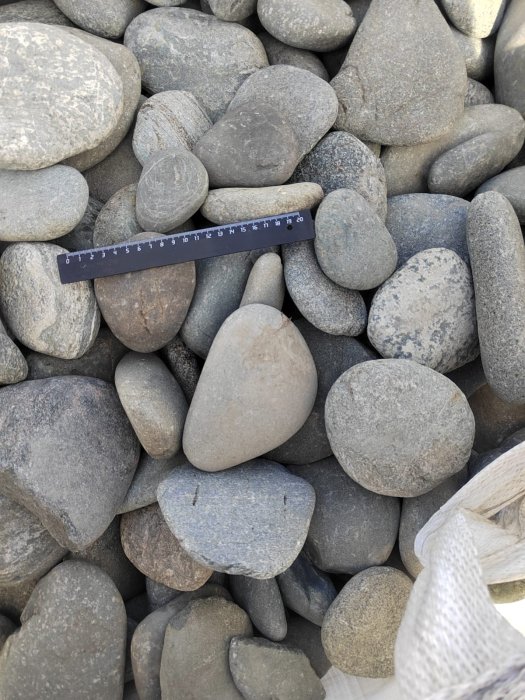  Галька речная плоская (темно-серая) фр. 70-150 мм. купить  в Сочи  галечник природный темно-серый серый синий речная плоская природная окатанная  7000 руб/т   фото 