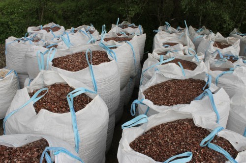  Мраморная крошка (щебень крошка розовый) фр. 20-40 мм.  купить  в Сочи мрамор розовый, красный мраморная крошка декоративная 7700 руб/т   фото 