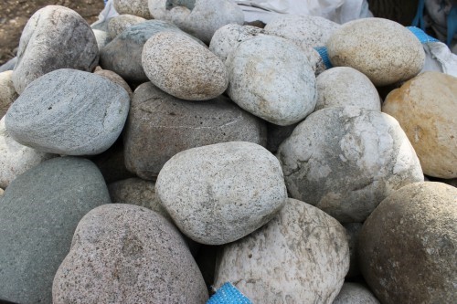  Речной валун (Ассорти) фр.100-300 мм.  купить в Сочи галечник серый, темно-серый, светло-серый речная галька крупных размеров 4200 руб/т   фото 
