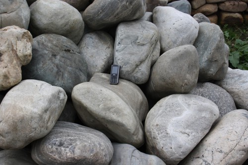 Речной валун Кабанчик фр.300-500 мм.  купить в Сочи крупный природный камень галька серый, темно-серый речной валун галечник масштабный 7000 руб/т   фото 