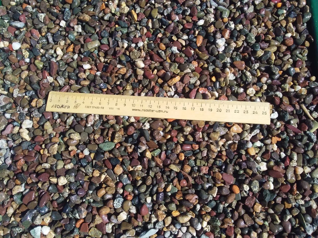  Галька речная окат цветная фр.5-10 мм. купить   в Сочи галька речная белый, серый, красноватый, синий, темно-серый речная окатанная галька декоративная 5000 руб/т   фото 