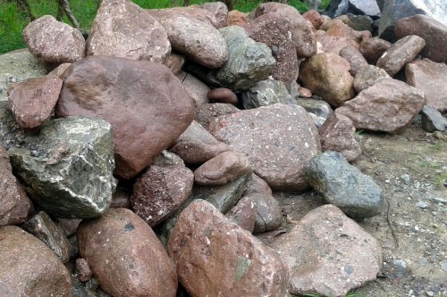 Конгломераты фр. 300-1000 мм.  купить в Сочи кварц мрамор диабаз коричневый, серый зеленоватый речной валун крупный 6500 руб/т   фото 