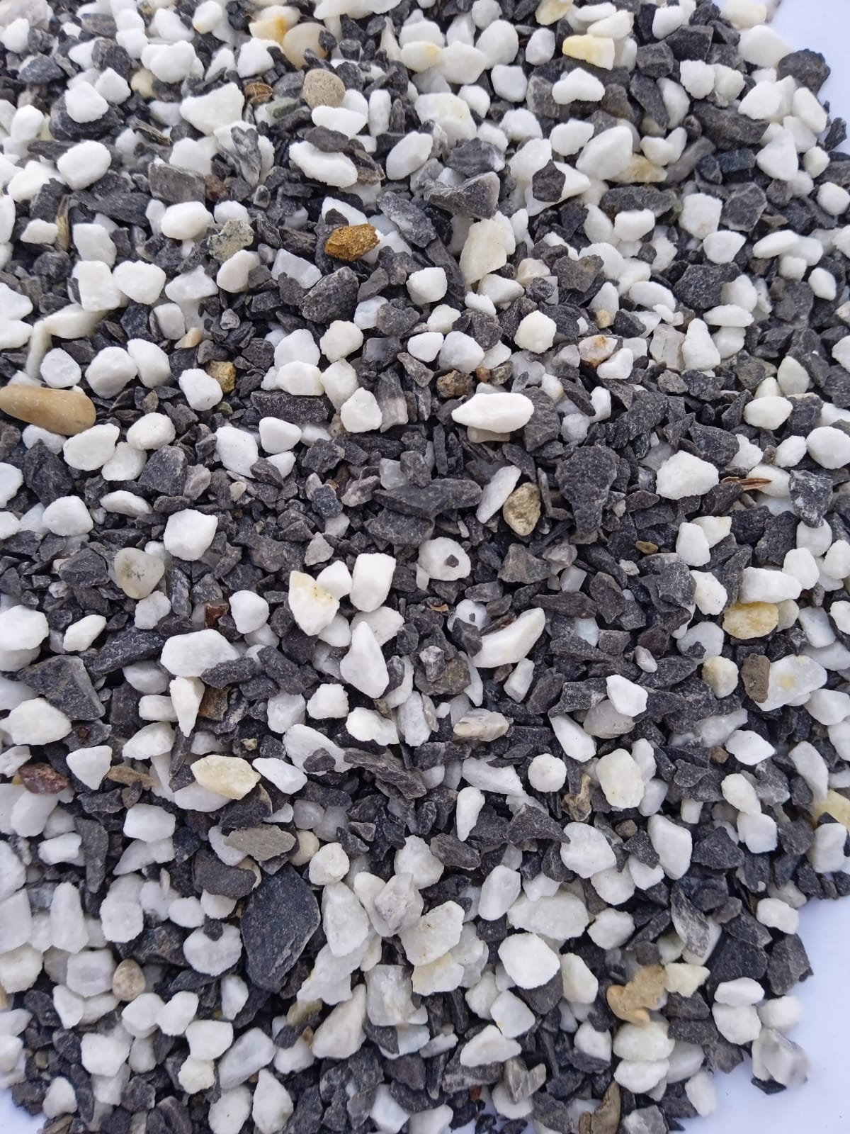  Мраморная галька (щебень галтованный микс:белый-черный-розовый-медовый) фр.5-10 мм.  купить  в Сочи мрамор белый, медовый, черный, розовый мраморный галтованный щебень декоративный ландшафтный 14500 руб/т   фото 