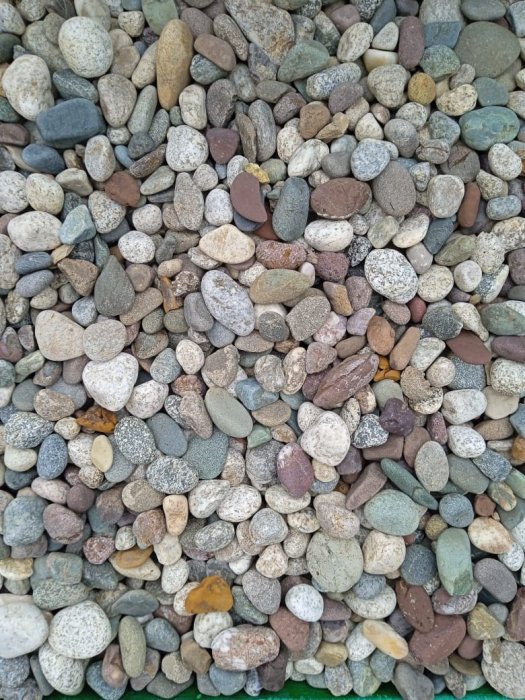  Галька горная речная окат (цветная) фр. 20-40 мм. купить   в Сочи галька речная серый синий бежевый белый окатанная речная галька ландшафтная 5000 руб/т   фото 
