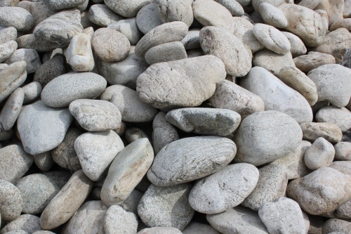 Бело-серый валунчик фр.100-300 мм.  купить в Сочи крупный камень для ландшафта серый, белый бело-серый валун крупная галька 4500 руб/т   фото 