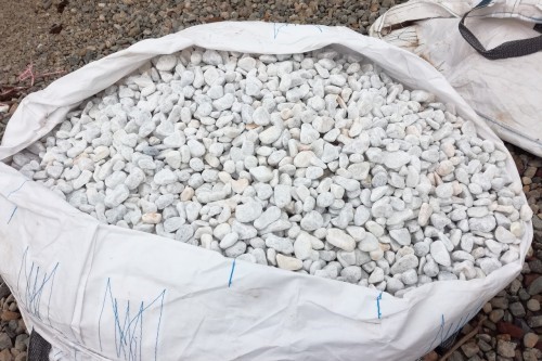  Галька белая мраморная (щебень галтованный белый), фр.20-40 мм.  купить  в Сочи мрамор белый бежевый молочный мраморный щебень декоративный 14500 руб/т   фото 
