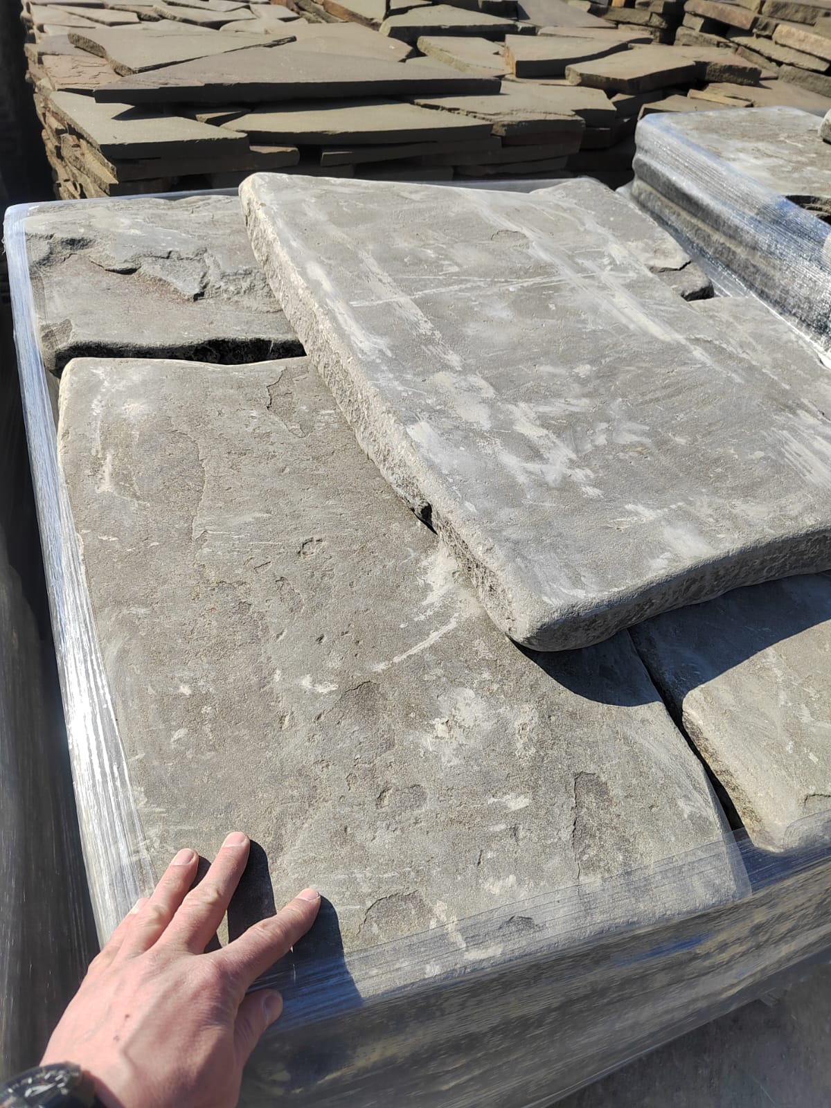 Песчаник пластушка галтованная светло-серая (3,0 см)  купить  в Сочи песчаник светло-серый, серый ландшафтный камень рваный колотый 12 000 руб/м3   фото 