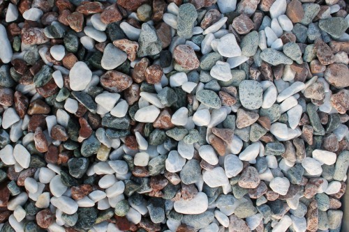  Микс разноцветной гальки (щебень галтованный микс:белый-зеленый-розовый) фр.20-40 мм.  купить  в Сочи мрамор белый, зеленый, розовый мрамор декоративный (галтовка) 14500 руб/т   фото 