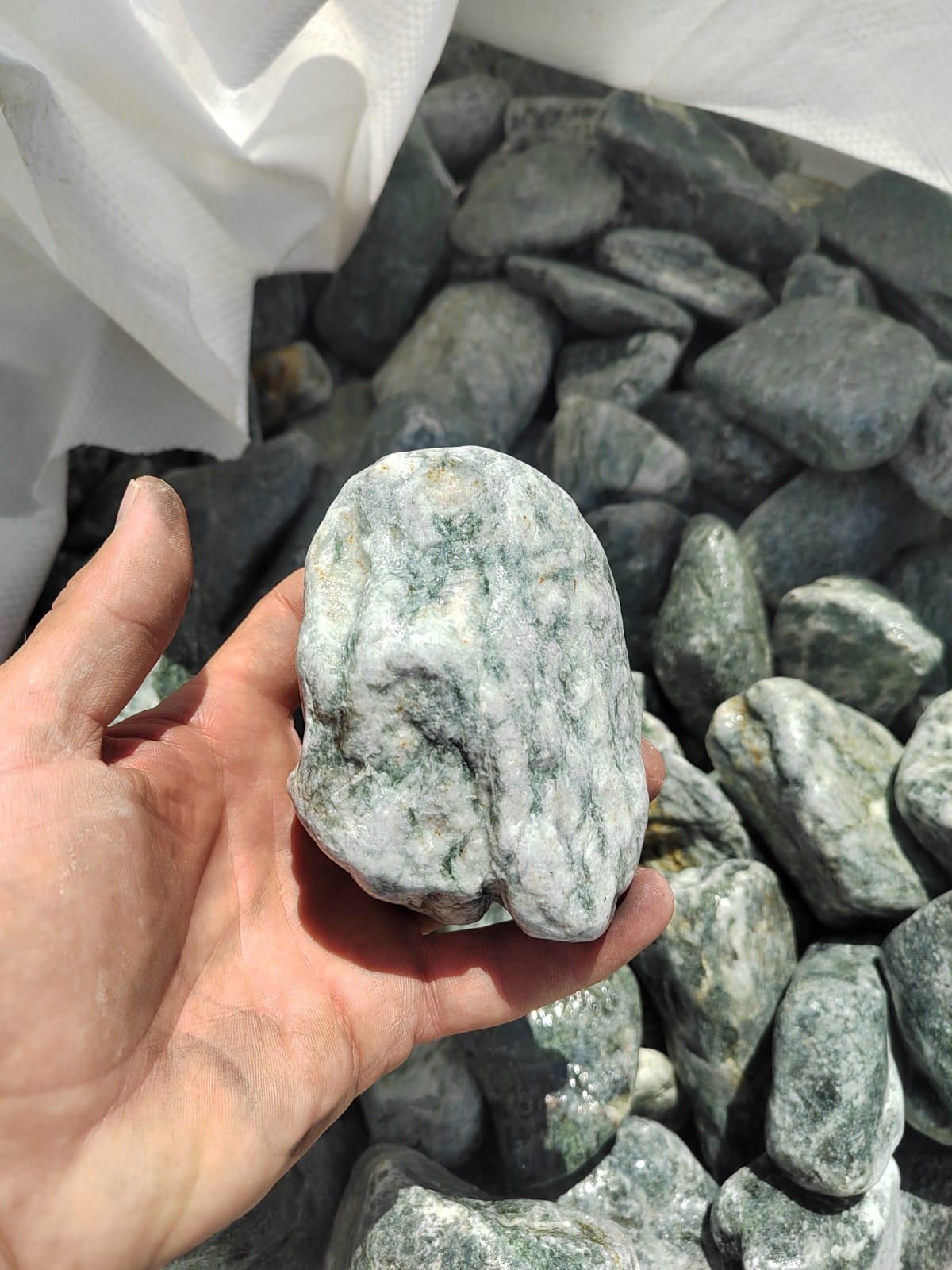 фото Галтованный жадеит (фр. 70-100 мм)  купить в Сочи в интернет-портале 