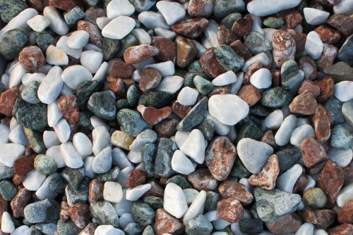 Микс разноцветной гальки  (щебень галтованный микс:белый-черный-розовый) фр.40-70 мм.  купить  в Сочи мрамор белый, черный розовый декоративный щебень галтованный 14500 руб/т   фото 