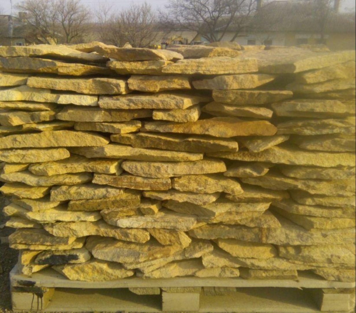 Песчаник пластушка "фонтанка" желтая (3,0 - 5,0 см)  купить  в Сочи песчаник желтая, рыжий, желтый песчаник колотый рваный со сколом облицовочный 8 500 руб/м3   фото 