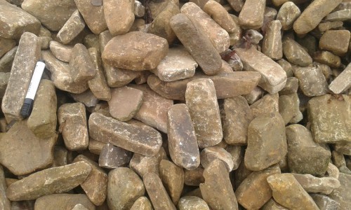 Песчаник для строительства и кладки блочный (фр 100-200 мм)  купить  в Сочи песчаник бежевый серый рыжий валун мелкий для строительства песчаник 6500 руб/т   фото 