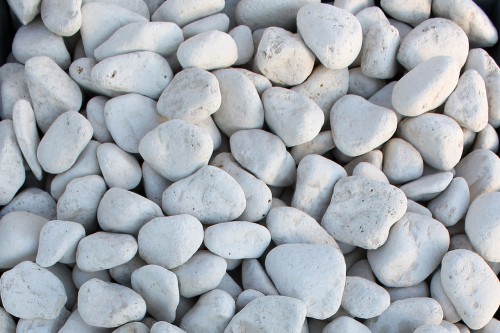  Белая галька мраморная (щебень галтованный белый) фр.40-70 мм.  купить  в Сочи мрамор белый молочный айвори окатанный округлый природный камень 15000 руб/т   фото 