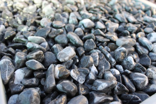  Черная галька с прожилками (галтованный черный мрамор) фр.10-20 мм.  купить  в Сочи мрамор черный с белыми прожилками, черный, белый окатанный округлый ландшафтный декоративный щебень 13500 руб/т   фото 