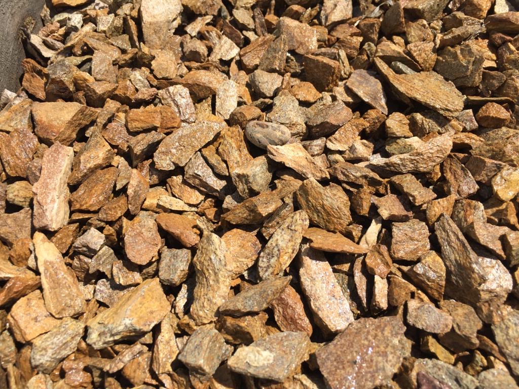  Щебень крошка желтый (ЗЛАТОЛИТ) фр. 10-20 мм.  купить  в Сочи златолит бежевый, золотистый, желтый каменная декоративная крошка щебня златолита 8 000 руб/т   фото 