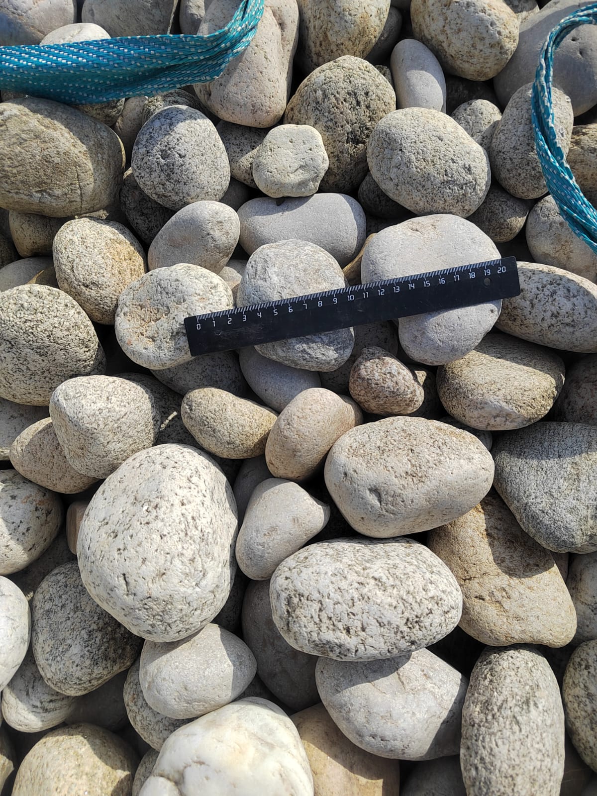  Галька речная окат (серо-белая) фр. 70-120 мм купить   в Сочи галька галечник бело-серая, серо-белая, серая, белая речная природная галька  5500 руб/т   фото 