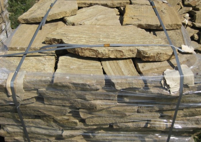  Песчаник пластушка желтый с рисунком (3 см)  купить  в Сочи песчаник желтый с рисунком, рыжий, желтый песчаник пластушка ландшафтная рваная 8 500 руб/м3   фото 