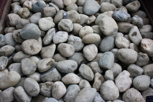 Речной валун (Ассорти) фр.100-300 мм.  купить в Сочи галечник серый, темно-серый, светло-серый речная галька крупных размеров 4200 руб/т   фото 