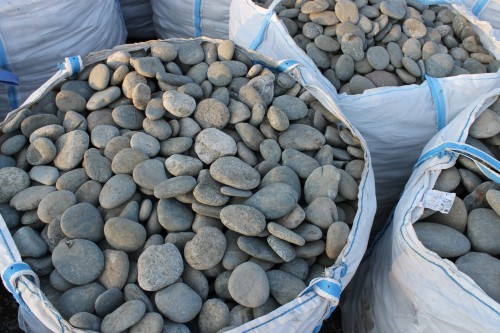 Kamenclub.ru: Галька речная плоская (ассорти) фр. 100-200-300 мм купить   в  Сочигалька галечник природный серый, белый темно-серый синий рыжий светло-серый природная галька плоская крупная 5500 руб/т   фото КАМЕНЬ КЛУБ