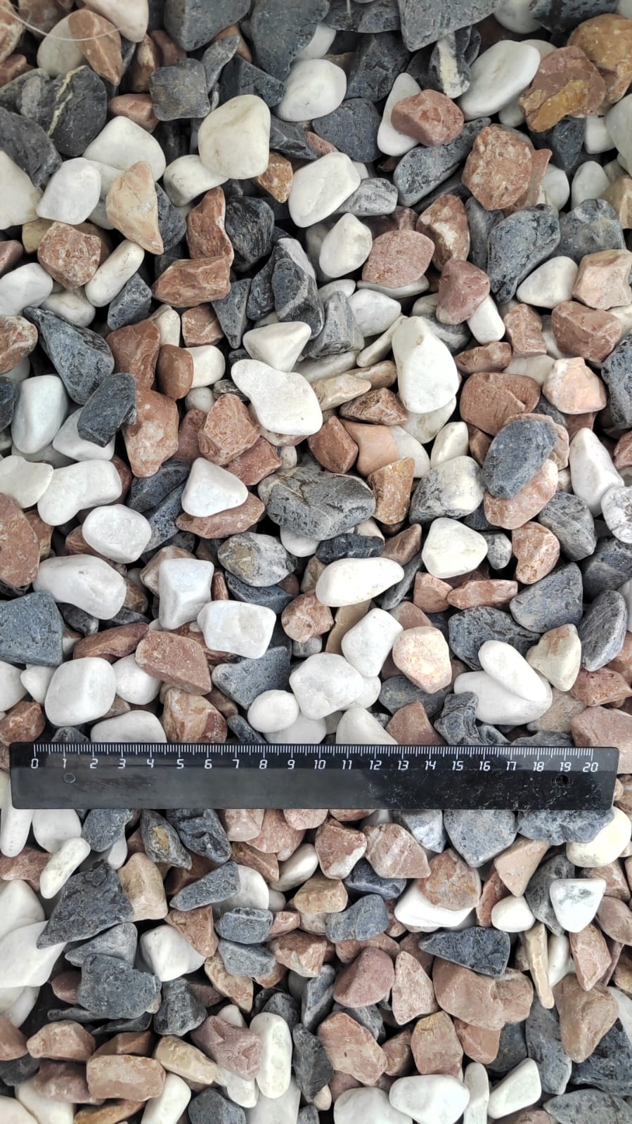  Микс разноцветной гальки (щебень галтованный микс:белый-зеленый-розовый) фр.20-40 мм.  купить  в Сочи мрамор белый, зеленый, розовый мрамор декоративный (галтовка) 14500 руб/т   фото 