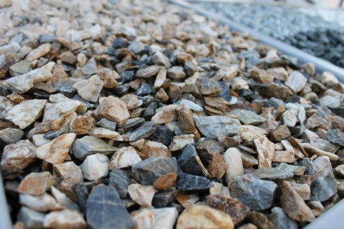  Мраморная крошка (щебень крошка медовый), фр. 10-20 мм.  купить  в Сочи песчаник бежевый, серый каменная ландшафтная крошка  9900 руб/т   фото 