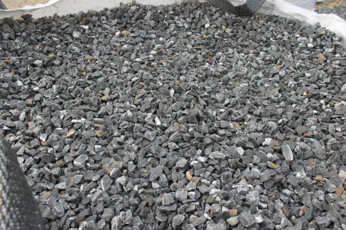  Щебень крошка черный (мрамор) фр. 10-20 мм.  купить  в Сочи мрамор черный с белыми прожилками, черный, белый каменная ландшафтная декоративная крошка щебня 9000 руб/т   фото 