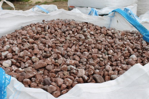  Розовая мраморная галька (щебень галтованный розовый) фр.10-20 мм.  купить  в Сочи мрамор розовый, красный ландшафтный декоративный окатанный округлый щебень 13500 руб/т   фото 