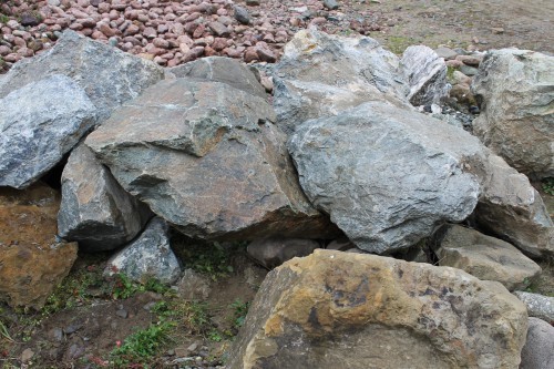  Змеевик скальник фр. 500-1500 мм.  купить в Сочи змеевик зеленый серый черный глыба скальная колотая 7500 руб/т   фото 