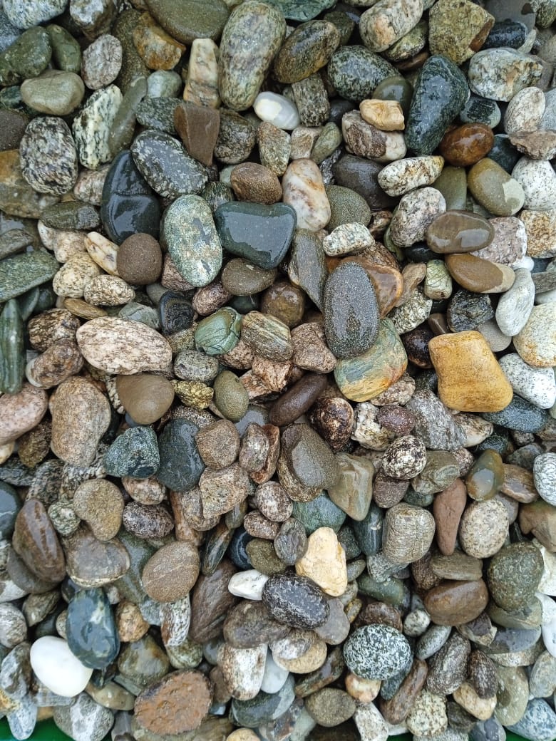  Галька горная речная окат (цветная) фр. 20-40 мм. купить   в Сочи галька речная серый синий бежевый белый окатанная речная галька ландшафтная 5000 руб/т   фото 