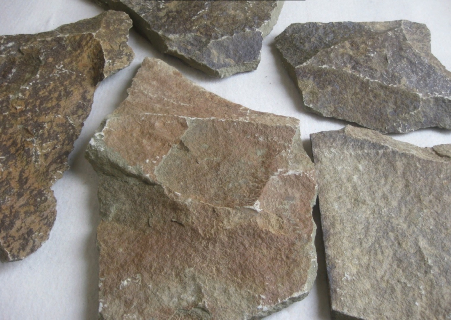 Песчаник пластушка "фонтанка" серо-зеленая (3,0-5,0 см)  купить  в Сочи песчаник серо-зеленая колотые плитки облицовочные пластушки 8 500 руб/м3   фото 