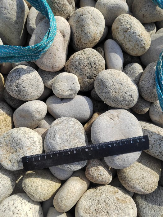  Галька речная окат (серо-белая) фр. 70-120 мм купить   в Сочи галька галечник бело-серая, серо-белая, серая, белая речная природная галька  5500 руб/т   фото 